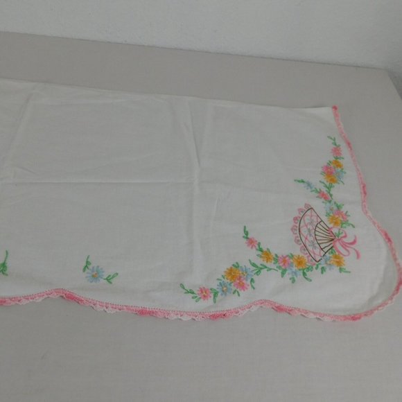 Hand Embroidered Table Runner Dresser Scarf Fans Flowers Crochet Vintage - Picture 4 of 8